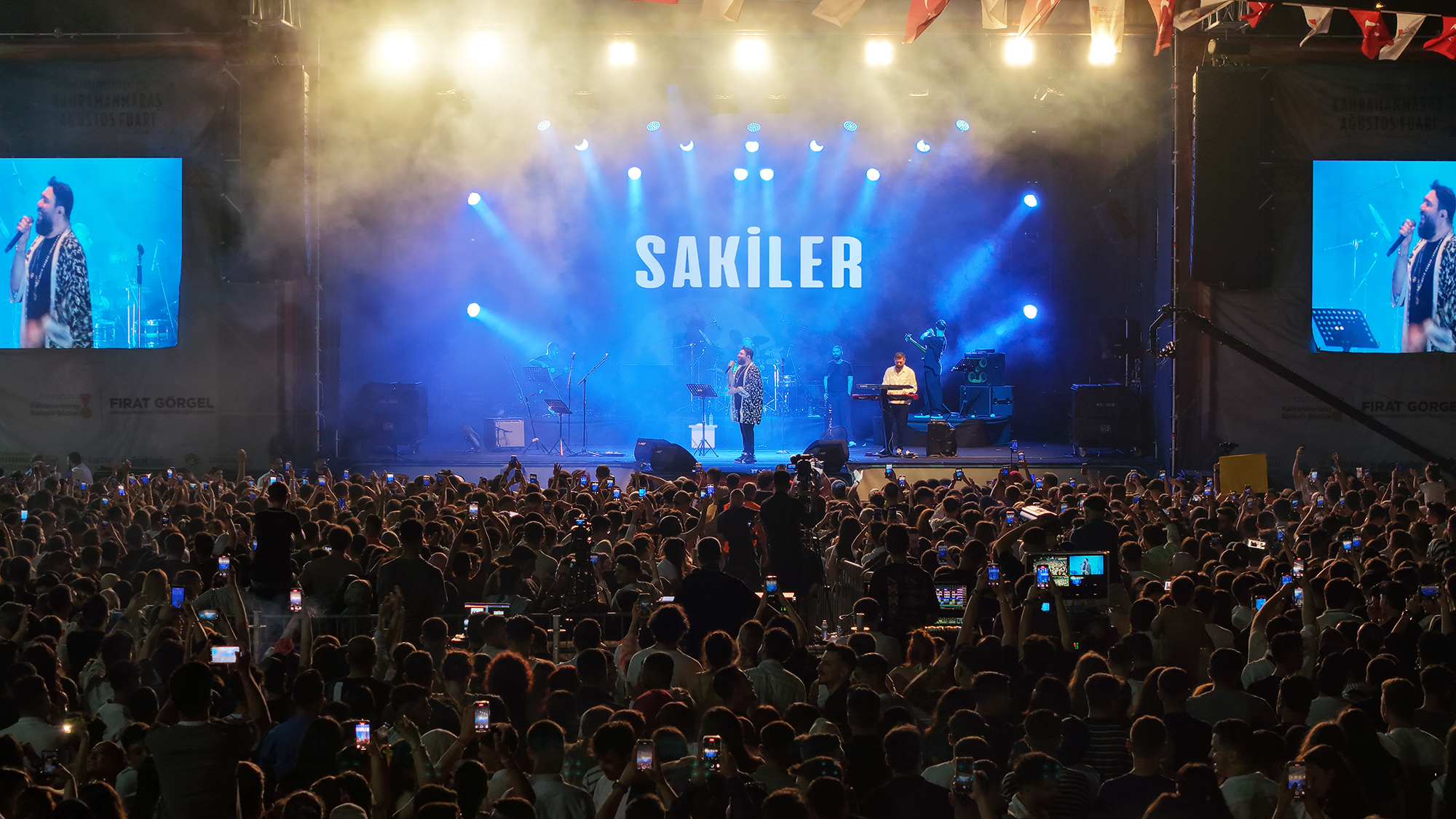 Sakiler’den Ağustos Fuarı’nda Unutulmaz Bir Gece Geleneksel Ağustos Fuarı’nda, Türk müziğinin sevilen gruplarından Sakiler sahne aldı.