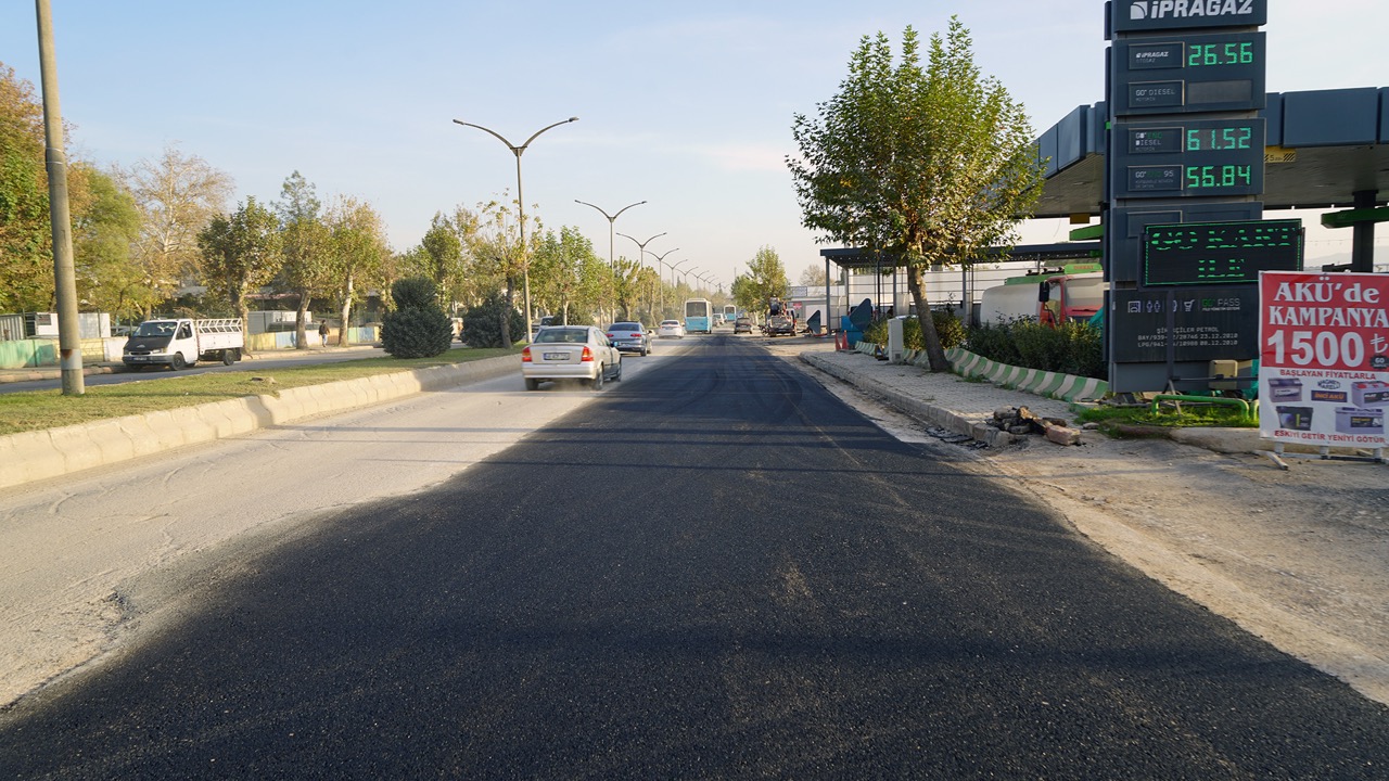 Asfalt Onarım Ekibi, Çalışmalarına Yeni Bir Nokta Daha Ekledi Altyapı çalışmaları tamamlanan bölgelerde asfalt mesaisi gece gündüz sürdüren ekipler,