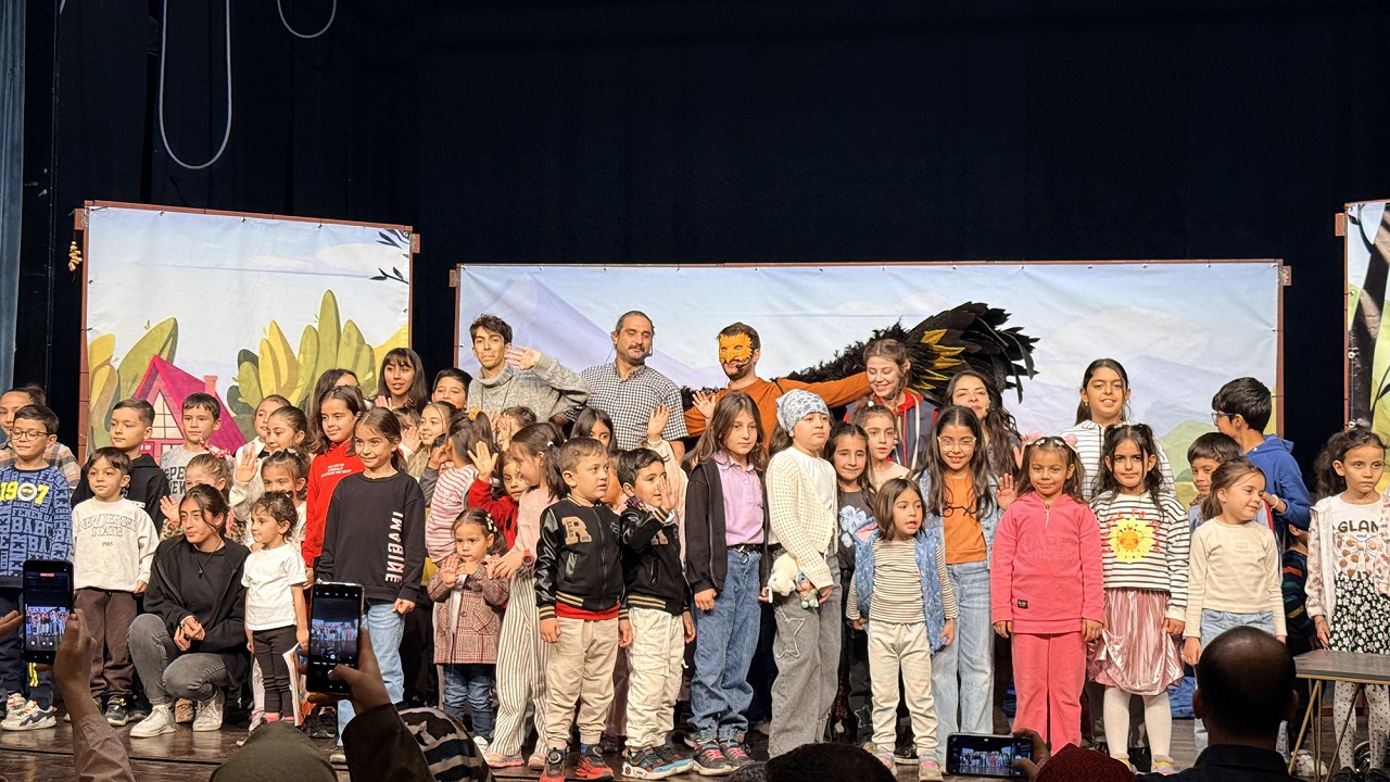 Büyükşehir’den Çocuklara Uluslararası Tiyatro Deneyimi Büyükşehir Belediyesi ve Hollanda Büyükelçiliği iş birliğiyle yürütülen proje kapsamında,