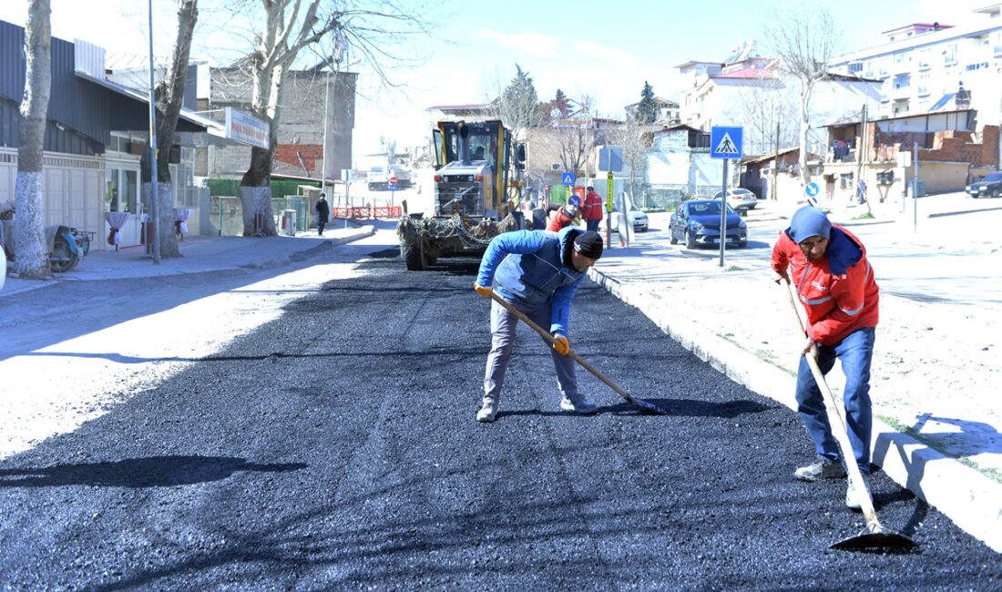 Dulkadiroğlu’nda Sürüş Konforu İçin Büyükşehir’den Durmaksızın Müdahale Büyükşehir Belediyesi, Dulkadiroğlu’nun önemli ulaşım akslarından Şehit İlbey Caddesi ile