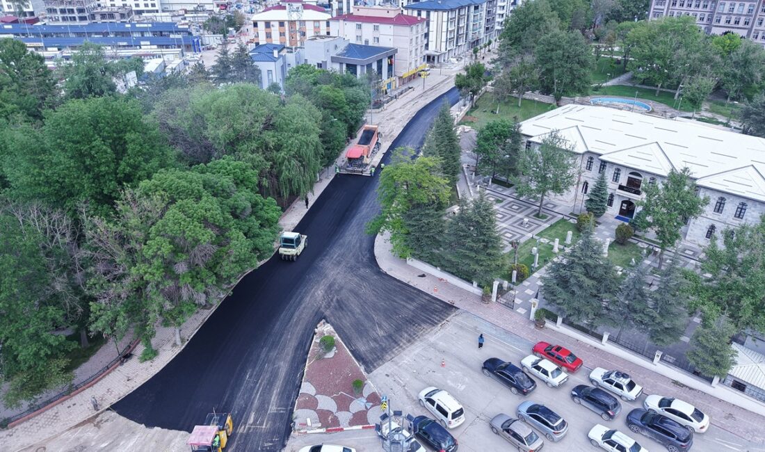 Büyükşehir, Elbistan Pınarbaşı Caddesi’nde Asfalt Serimine Başladı Büyükşehir Belediyesi, Elbistan’ın ulaşımdaki can damarlarından Pınarbaşı Caddesi’nde asfalt serimine