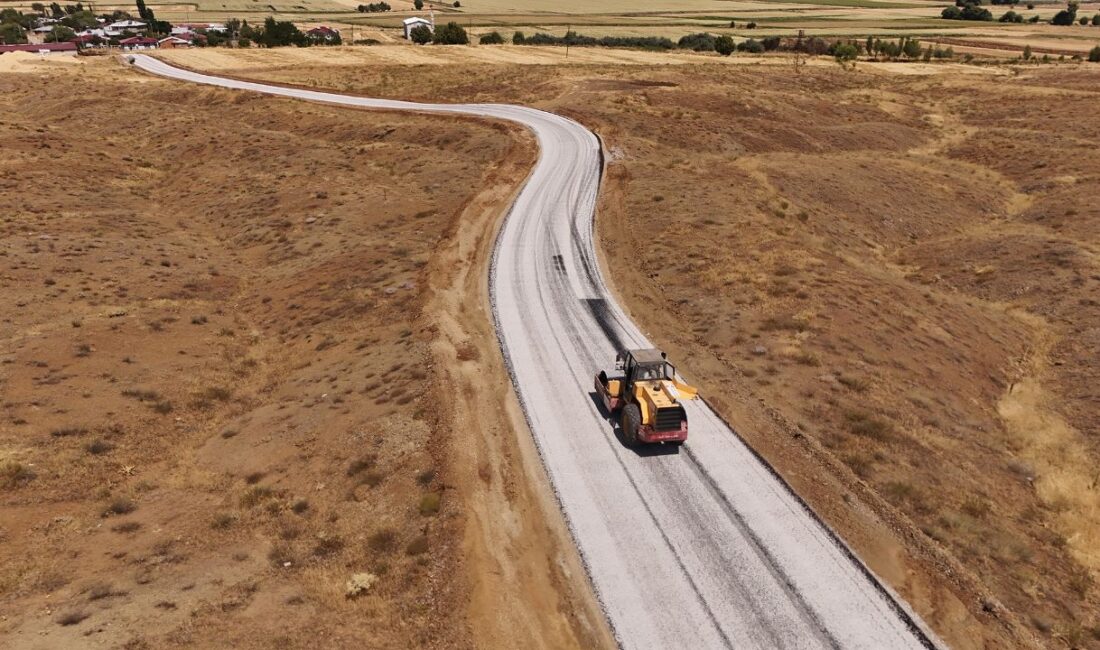 Büyükşehir’den Afşin Kırsalında Ulaşımı İyileştiren Yol Çalışması Büyükşehir Belediyesi, Afşin kırsalındaki Mehre – Çalış Yolu’nda gerçekleştirdiği çalışmalarla