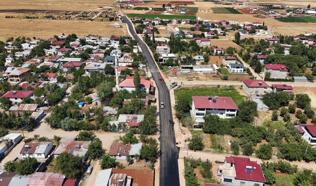 Büyükşehir’den Afşin’de Ulaşımı İyileştirecek Bir Asfalt Yatırımı Daha Büyükşehir Belediyesi, Afşin Alpaslan Mahallesi’nin ana ulaşım güzergâhında sıcak asfalt