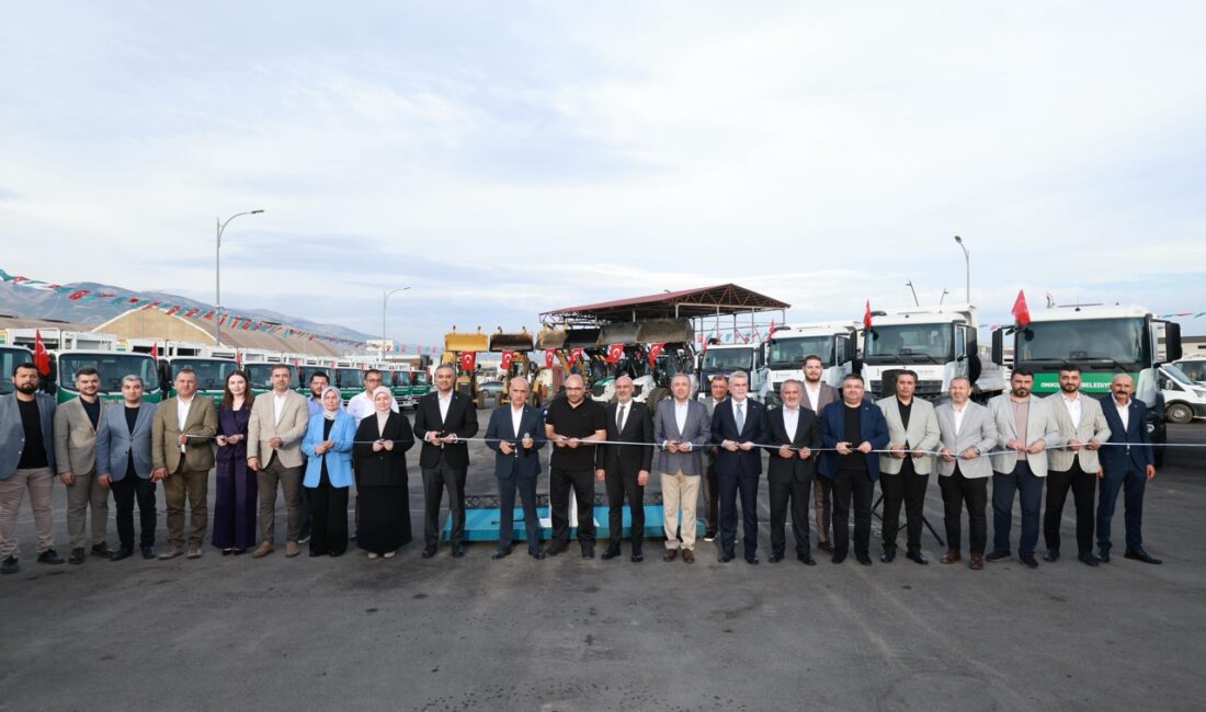 Onikişubat Belediyesi’nin 200 Milyon TL’lik yatırımla 30 yeni hizmet aracı göreve başladı Onikişubat Belediyesi, ilçenin artan nüfusu, geniş coğrafyası ve deprem sonrası