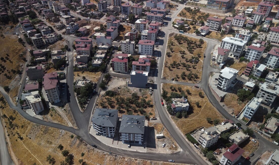 Dulkadiroğlu Aslanbey’de Sıcak Asfalt Çalışmalarında Son Dokunuşlar Büyükşehir Belediyesi, Dulkadiroğlu Aslanbey Mahallesi’nde 130 sokağın 122’sinde asfalt serimini