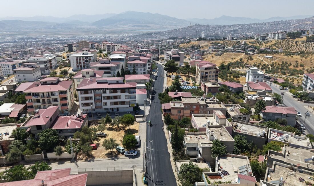Büyükşehir, Dulkadiroğlu’nda Mehmet Esenceli Caddesi’nin Asfaltını Yeniliyor Büyükşehir Belediyesi, Dulkadiroğlu Ballıca Mahallesi’nde Mehmet Esenceli Caddesi’nin asfaltını baştan