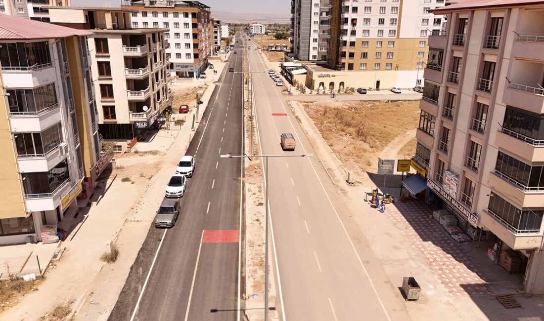 Elbistan Dr. Devlet Bahçeli Bulvarı’nda Asfalt Çalışması Tamamlanıyor Büyükşehir Belediyesi, Elbistan Dr. Devlet Bahçeli Bulvarı’nda gerçekleştirdiği asfalt seriminde
