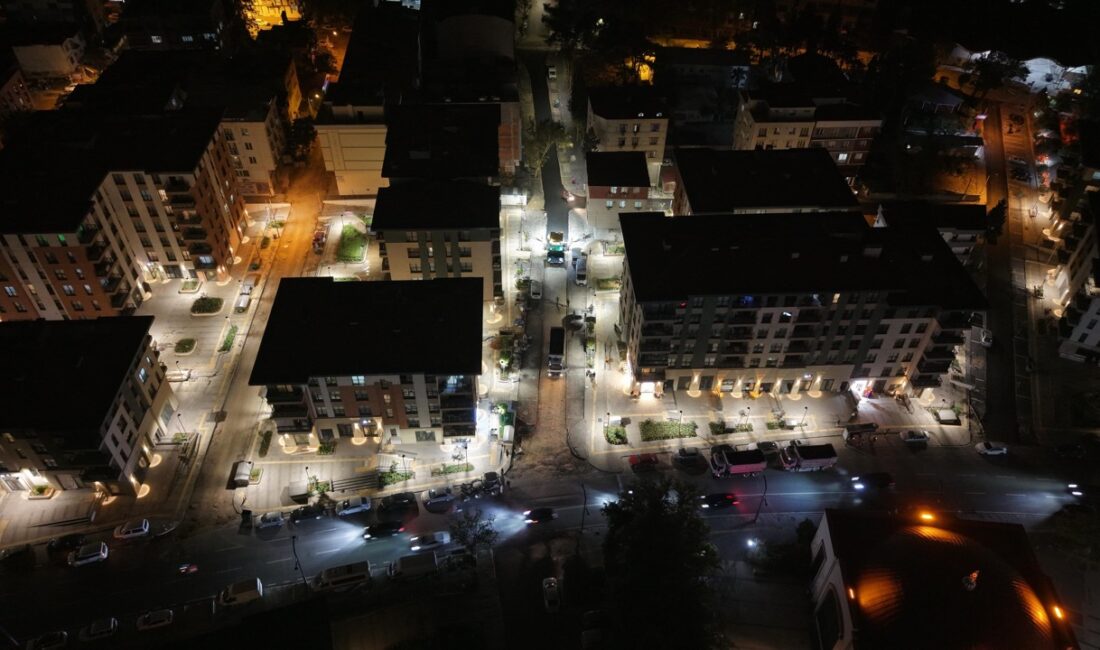 Büyükşehir, Dulkadiroğlu Yenişehir’de Yolları Yeniliyor Büyükşehir Belediyesi, Dulkadiroğlu Yenişehir Mahallesi’nde ara yolları bir bir sıcak