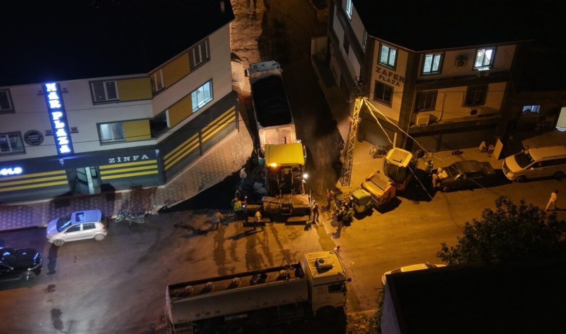 Büyükşehir’den Dulkadiroğlu Yahya Kemal’de Gece Asfalt Mesaisi Büyükşehir Belediyesi, Dulkadiroğlu Yahya Kemal Mahallesi’nde cadde ve sokakların asfaltını