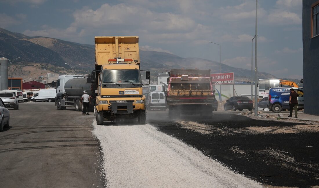 Yeni Sanayi Sitesi’nin Yolları Büyükşehir ile Yenileniyor Büyükşehir Belediyesi, Yeni Sanayi Sitesi’nde asfalt mesaisini kararlılıkla sürdürüyor. Ekipler,