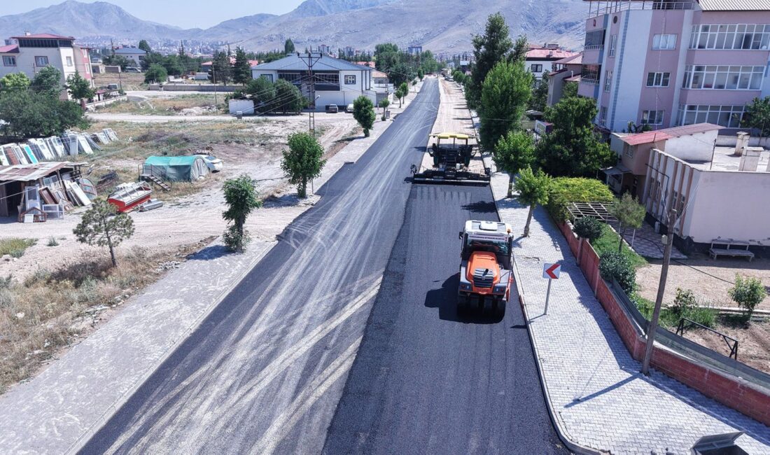 Büyükşehir’den Elbistan’a 500 Milyon TL’lik Dev Ulaşım Yatırımı Büyükşehir Belediyesi, Elbistan’da da asfalt seferberliğini sürdürüyor. İlçedeki 10 caddede