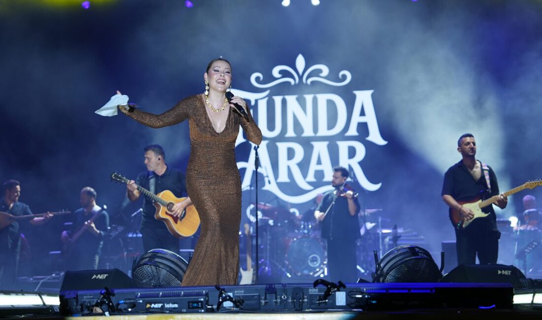 Ağustos Fuarı’nda Funda Arar Söyledi, 100 Bin Dinleyici Eşlik Etti Büyükşehir Belediyesinin Uluslararası Geleneksel Ağustos Fuarı, Funda Arar konseriyle unutulmaz