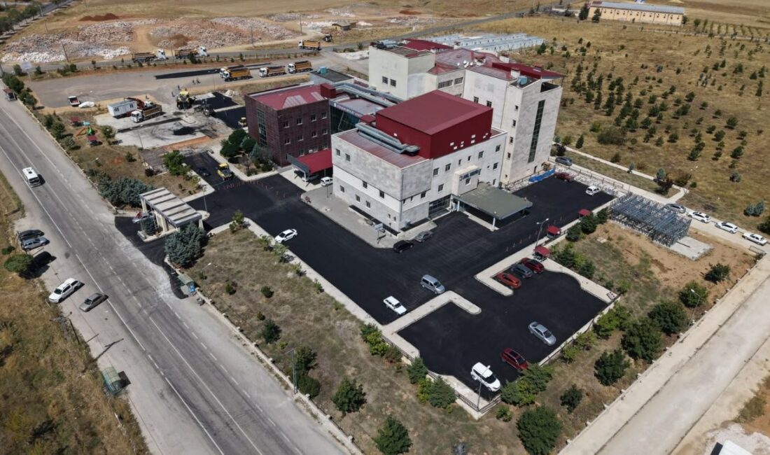 Büyükşehir’den Göksun Devlet Hastanesi’nde Düzenleme Büyükşehir Belediyesi, Göksun Devlet Hastanesi çevresindeki 5 bin metrekarelik alanı