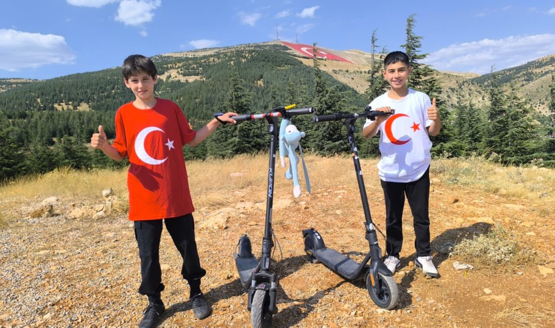 Scooterlarını bayrak sevgisi için sürdüler, zirvede dünyanın en büyük ay yıldızıyla buluştular Onikişubat Belediyesi tarafından Ahır Dağı’nın 1830 rakımlı zirvesine nakşedilen dünyanın