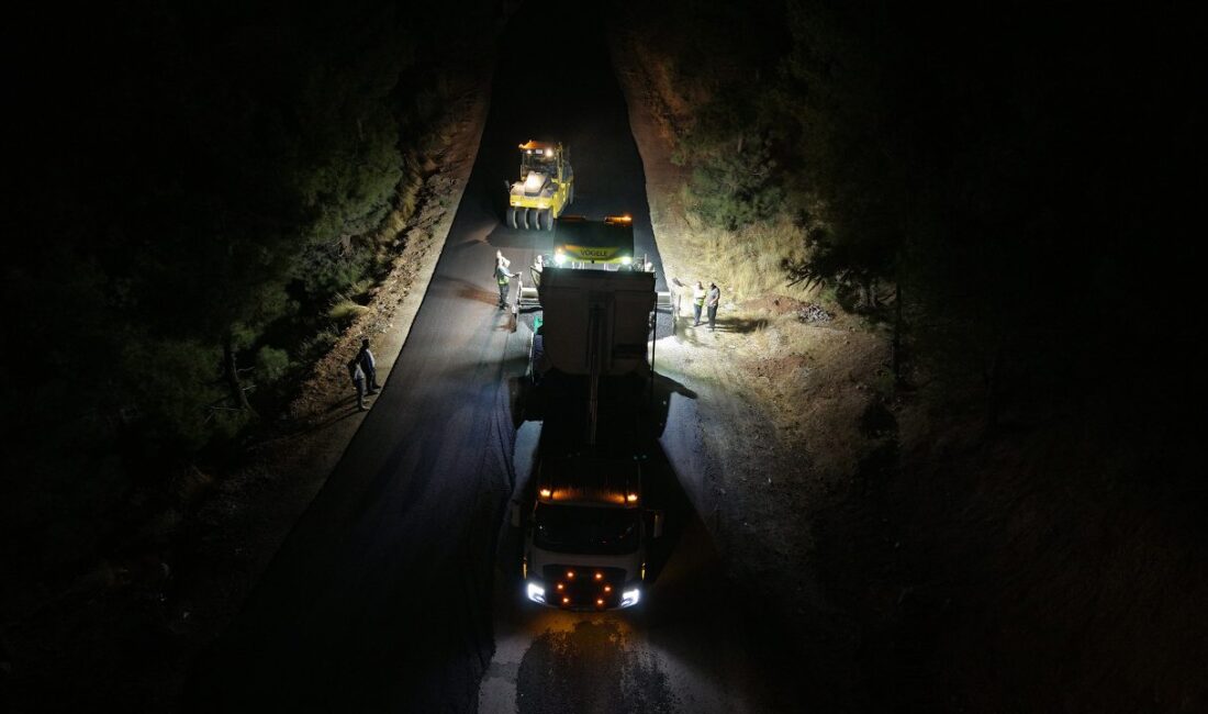 Dulkadiroğlu ve Onikişubat’ın Sınır Mahallelerinin Şehir Merkeziyle Bağlantısı Güçleniyor Büyükşehir Belediyesi, Sarıçukur yolunda deforme olan 5 kilometrelik güzergahı sıcak