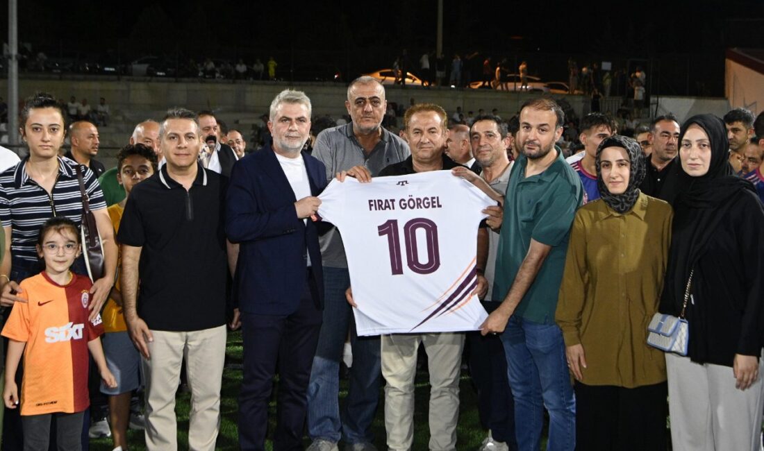 Başkan Görgel, Yusuf Tarık Gül Anısına Düzenlenen Futbol Turnuvasına Katıldı Büyükşehir Belediye Başkanı Fırat Görgel, Ayser Çalık Ortaokulu’nda şehit olan