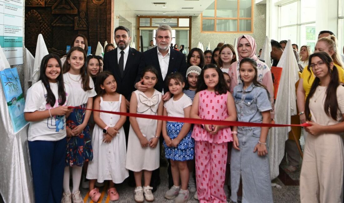 Miniklerin Sanat Yolculuğu Sergiyle Taçlandı Büyükşehir Belediyesinin çocukların yaz tatilini verimli ve keyifli geçirmeleri amacıyla