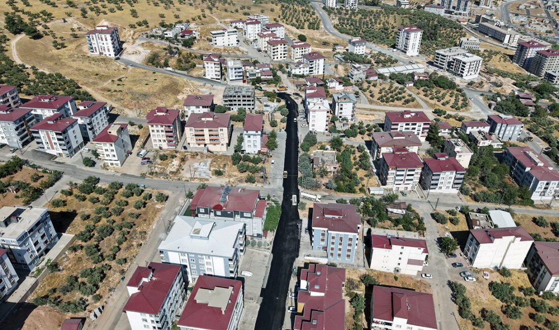 Büyükşehir, Dulkadiroğlu Ballıca Mahallesi’nde Asfalt Mesaisini Sürdürüyor Büyükşehir Belediyesi, Dulkadiroğlu Ballıca Mahallesi’nde sıcak asfalt mesaisini sürdürüyor. Ekipler,