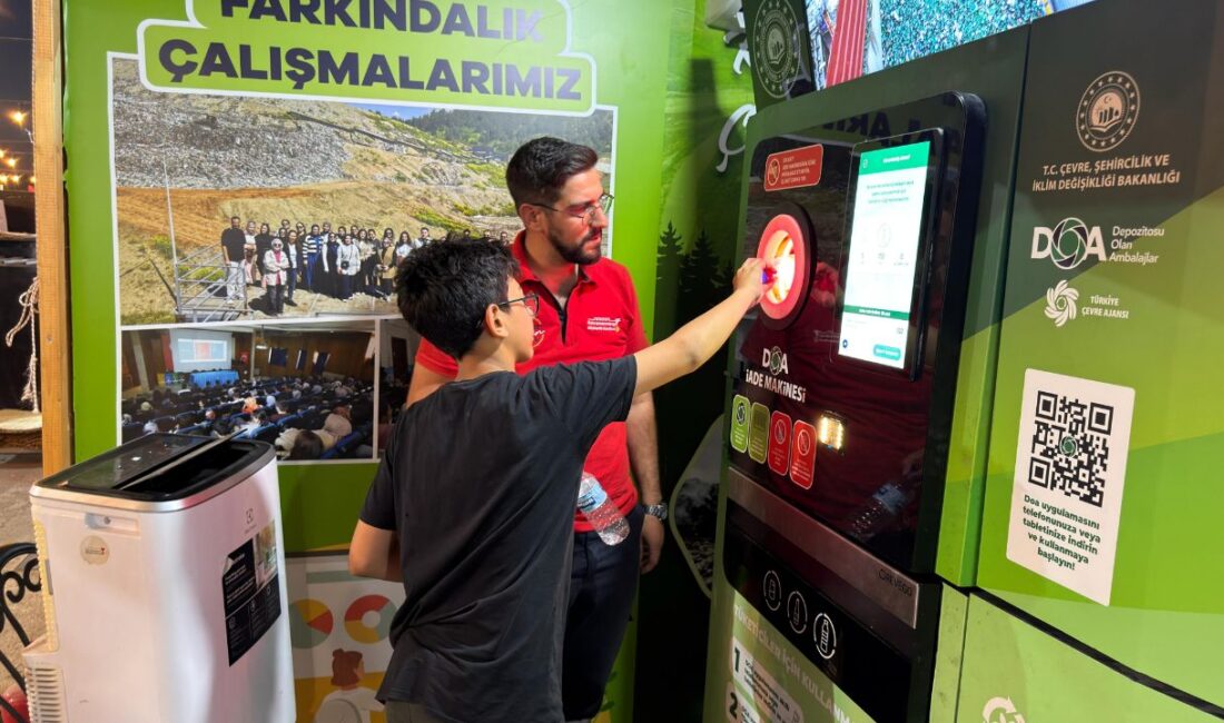 Ağustos Fuarı’nda DOA Uygulamasıyla Geri Dönüşüme Teşvik Büyükşehir Belediyesinin Geleneksel Ağustos Fuarı, eğlencenin yanı sıra çevre farkındalığına