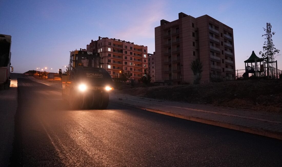 Batı Mahallelerinin Ulaşımına Güç Katacak 30 Metrelik Bulvarda Sıcak Asfalta Başlandı Büyükşehir Belediyesi, Kurtlar TOKİ Konutları’na ulaşımı güçlendirecek 600 metre uzunluğundaki