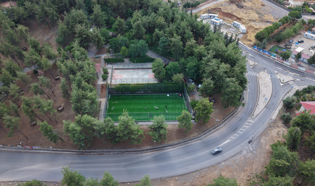 Büyükşehir, Türkoğlu’ndaki Halı Sahayı Yenileyerek Gençlere Kazandırıyor Büyükşehir Belediyesi, şehir genelinde 31 halı sahayı gençlerin hizmetine sunarken,