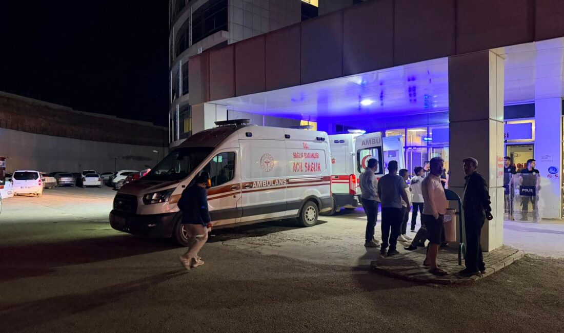 Kahramanmaraş Elbistan’da kına merasiminde kanlı kavga: 1 ölü, 3 yaralı Kahramanmaraş’ın Elbistan ilçesindeki kına merasiminde çıkan silahlı ve bıçaklı kavgada