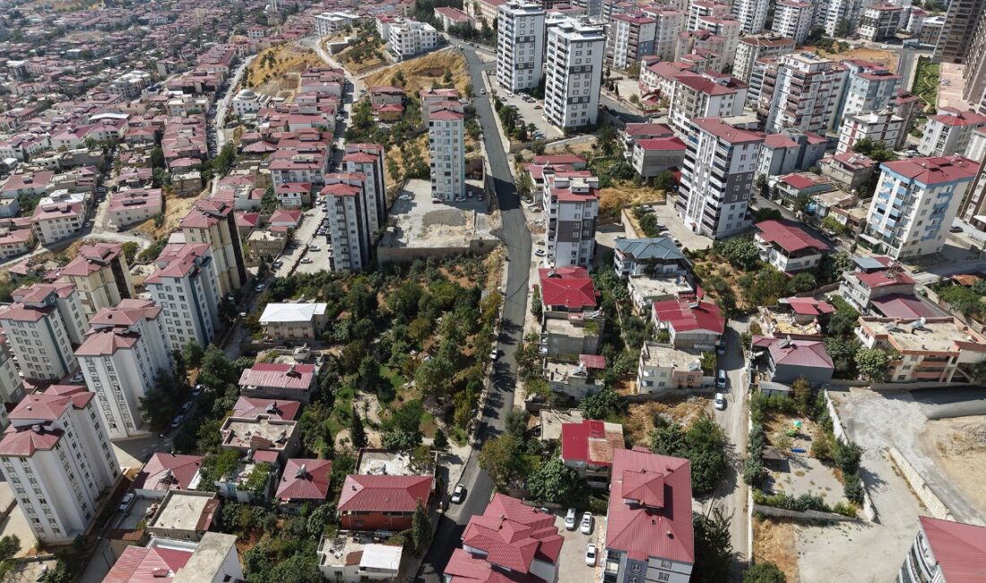 Büyükşehir’in Asfalt Mesaisi Sokak Sokak, Cadde Cadde Devam Ediyor Büyükşehir Belediyesi, şehir genelinde sürdürdüğü sıcak asfalt mesaisini kararlılıkla devam