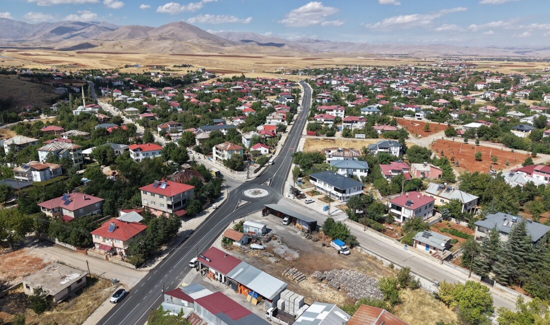 Büyükşehir, Afşin’de 3 Mahallenin Ulaşımını İyileştiren Yol Yatırımını Tamamladı Büyükşehir Belediyesi, Afşin Alpaslan Mahallesi’nde bulunan yaklaşık 2 kilometrelik Afetevler