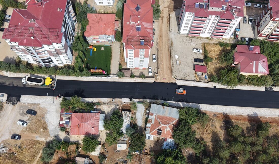 Afşin’de Atlas Caddesi’nin Asfaltı Büyükşehir’le Yenileniyor Büyükşehir Belediyesi, Afşin’de altyapı çalışmaları ve inşa faaliyetleri esnasında deforme