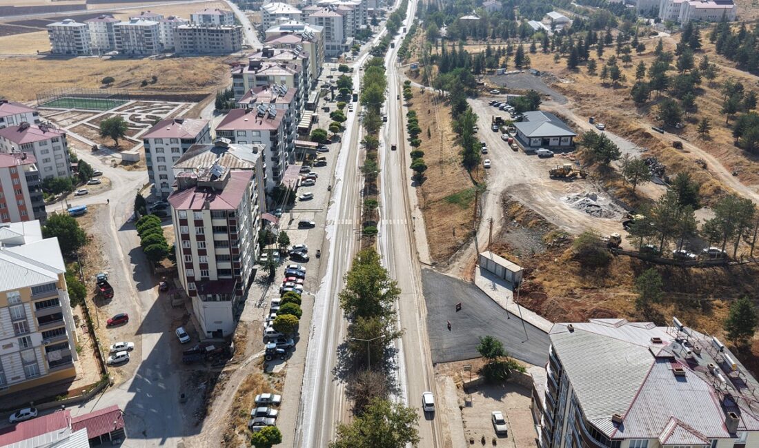 Büyükşehir Ekipleri Afşinbey Caddesi’nde Temizlik Mesaisinde Büyükşehir Belediyesi, Afşin’in ana ulaşım arterlerinden Afşinbey Caddesi’nde onlarca iş