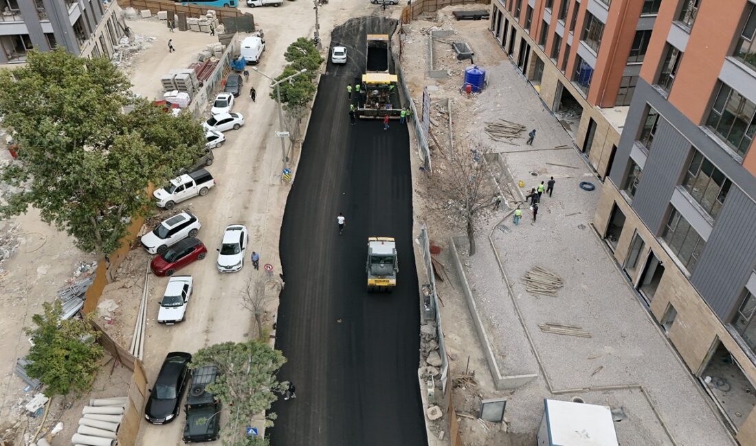 Büyükşehir, Elbistan’da Sıcak Asfalt Yatırımlarını Sürdürüyor Büyükşehir Belediyesi, Elbistan’da yaklaşık 2 kilometre uzunluğundaki Hulusi Efendi Bulvarı’nı