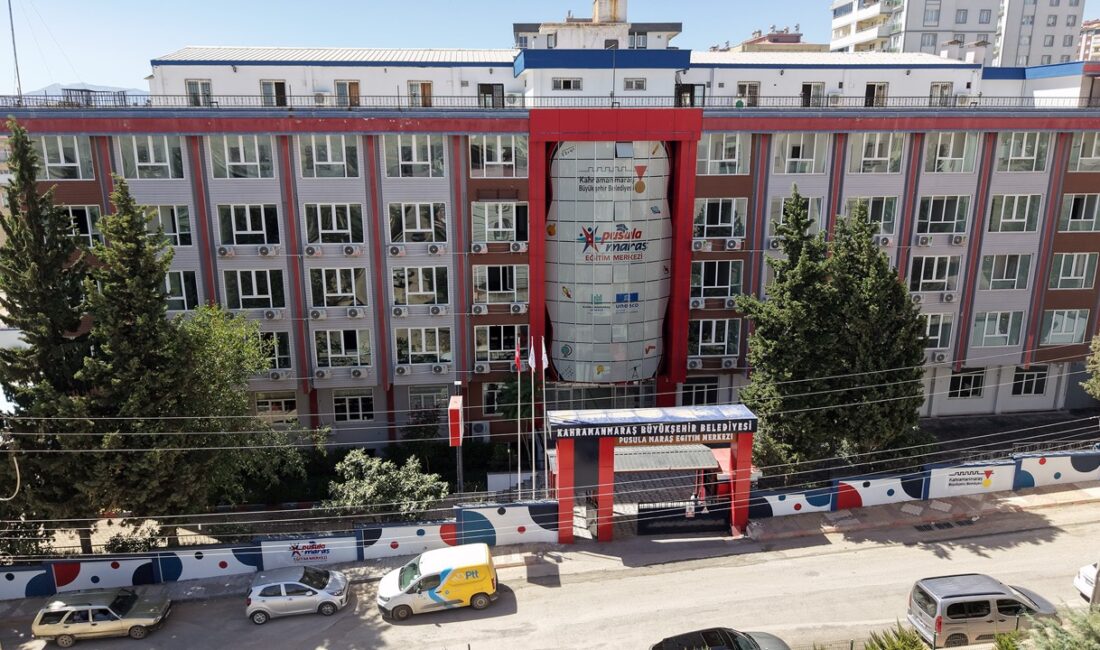 Büyükşehir Pusula Maraş Eğitim Merkezi’yle Gençlerin Yanında Büyükşehir Belediyesinin gençlerin eğitim hayatına destek olmak amacıyla Başkan Fırat