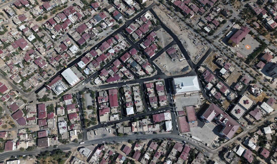 Büyükşehir, Şeyh Şamil’i Sokak Sokak, Cadde Cadde Sıcak Asfaltla Buluşturuyor Büyükşehir Belediyesi, Dulkadiroğlu Şeyh Şamil Mahallesi’nde altyapı çalışmaları sırasında zarar
