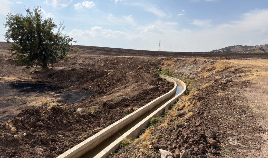 Büyükşehir’den Tarımsal Sulamaya Güçlü Yatırım Büyükşehir Belediyesi, tarımsal üretime yönelik destekleri kapsamında Dulkadiroğlu Peynirdere Mahallesi’ne