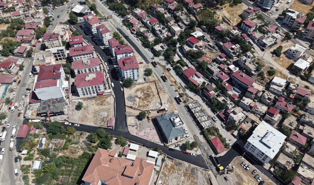 Büyükşehir, Dulkadiroğlu Ballıca’da Asfalt Mesaisini Durmaksızın Sürdürüyor Büyükşehir Belediyesi, Dulkadiroğlu Ballıca Mahallesi’nde sıcak asfalt mesaisini sürdürüyor. Ekipler,