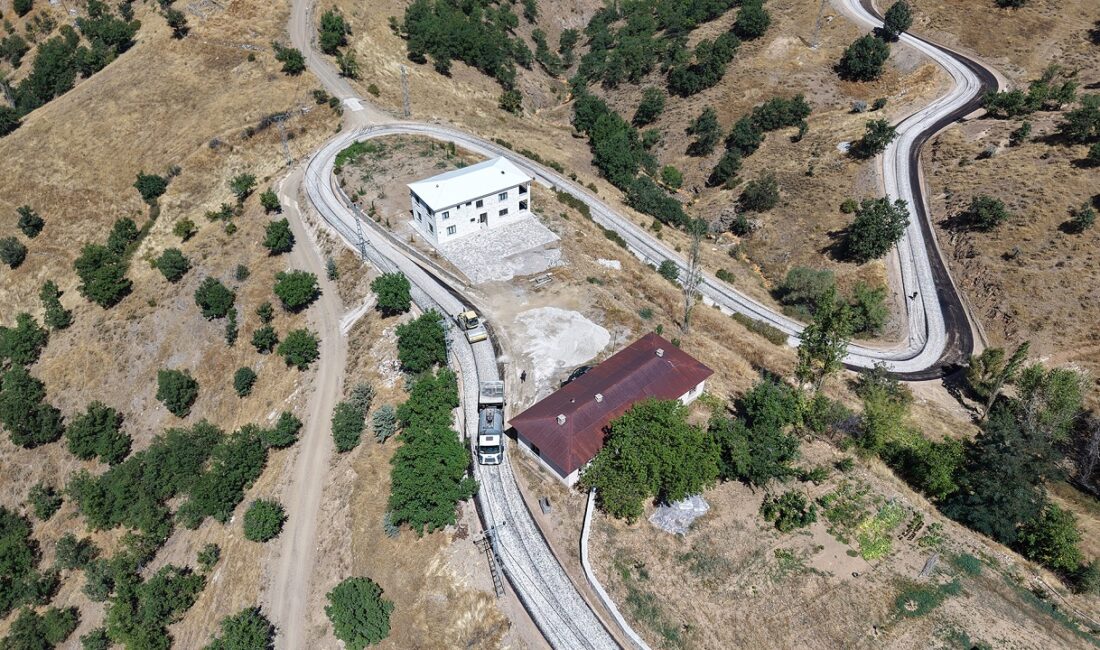 Büyükşehir’den Ekinözü Kırsalında Ulaşımı İyileştiren Bir Yatırım Daha Büyükşehir Belediyesi, Ekinözü kırsalındaki Ambar ve Çiftlik mahallelerini ilçe merkezine