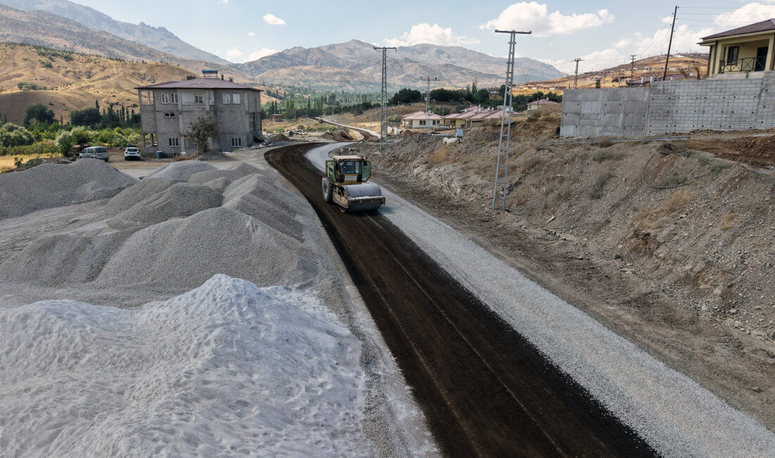 Büyükşehir, Göksun Kırsalındaki 5 Kilometrelik Yolu Yeniliyor Büyükşehir Belediyesi, Göksun’un kırsal Ericek Mahallesi’nde bulunan 5 kilometre uzunluğundaki