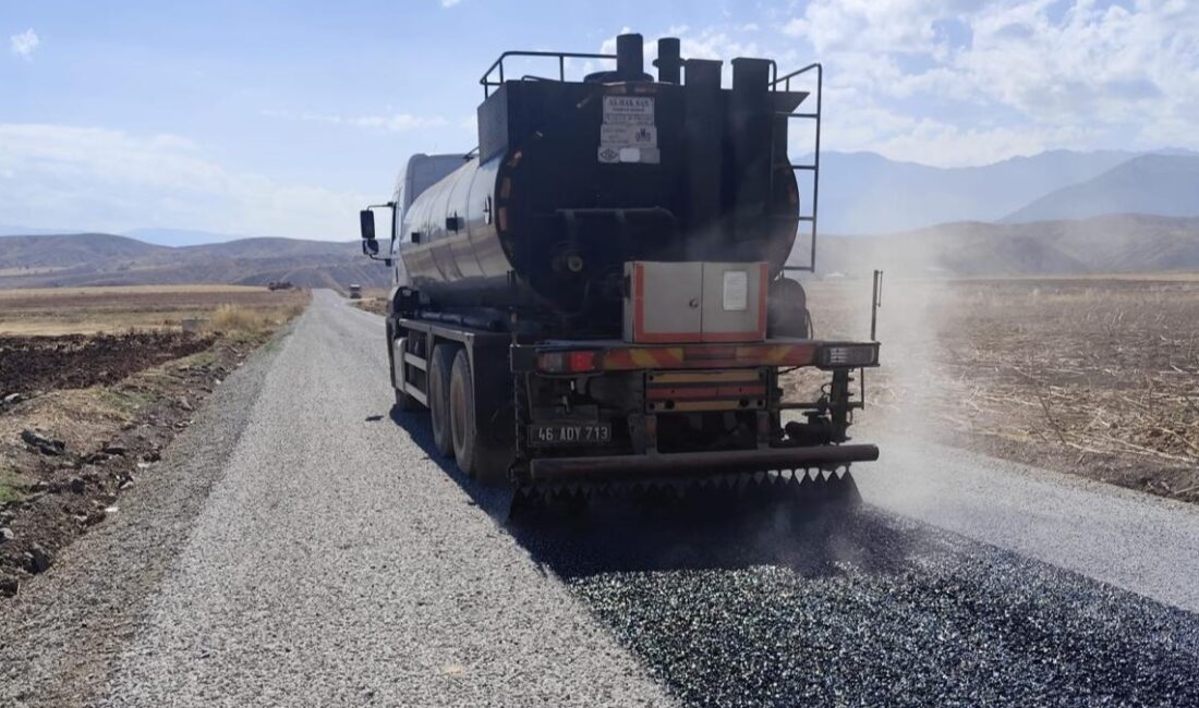Büyükşehir’den Göksun Kırsalında Ulaşımı İyileştiren Yol Çalışması Büyükşehir Belediyesi, Göksun’un kırsal Tombak Mahallesi’ndeki yaklaşık 2 kilometrelik grup