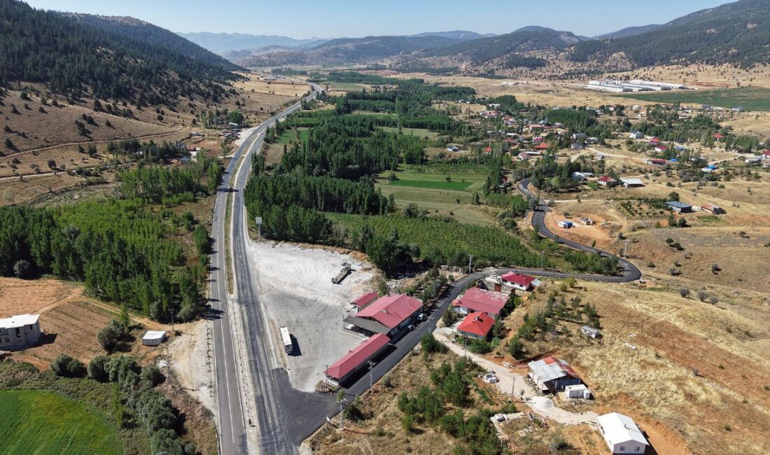 Büyükşehir, Göksun’da Bir Mahallenin Daha Ulaşımını İyileştiriyor Büyükşehir Belediyesi, Göksun’un kırsal Mehmetbey Mahallesi’ni Kayseri – Kahramanmaraş karayoluna
