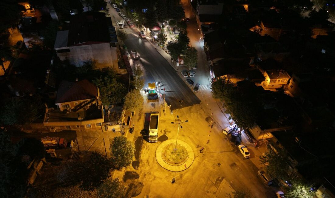 Büyükşehir, Bayazıtlı Bulvarı’nda Kapsamlı Dönüşümü Sürdürüyor Büyükşehir Belediyesi, Onikişubat Akçakoyunlu Mahallesi Bayazıtlı Bulvarı’nda sıcak asfalt serimine