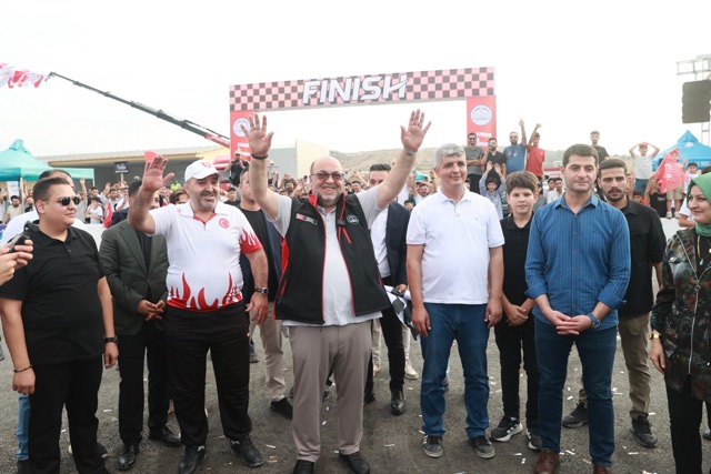 Dulkadiroğlu’nda Motor Sporlarına Yeni Adres: Drift Pisti Kapılarını Açtı Dulkadiroğlu Belediyesi tarafından ilçeye kazandırılan Drift Pisti, düzenlenen geniş katılımlı