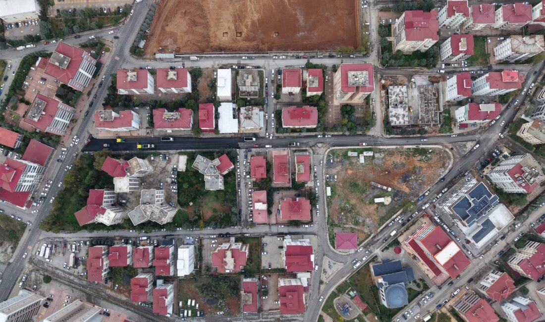Büyükşehir, Altyapı Sonrası Asfalt Yatırımlarını Durmaksızın Sürdürüyor Büyükşehir Belediyesi, Yunus Emre Mahallesi’ndeki 76 bin 15’inci sokakta tamamlanan