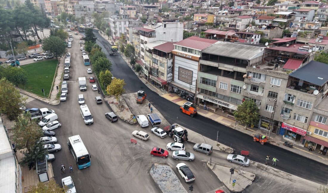 Büyükşehir Asfalt Mesaisini Yeni Haftada 4 İlçe 24 Farklı Noktada Sürdürecek Büyükşehir Belediyesi, şehir genelinde sürdürdüğü sıcak asfalt çalışmalarında 280 kilometreyi