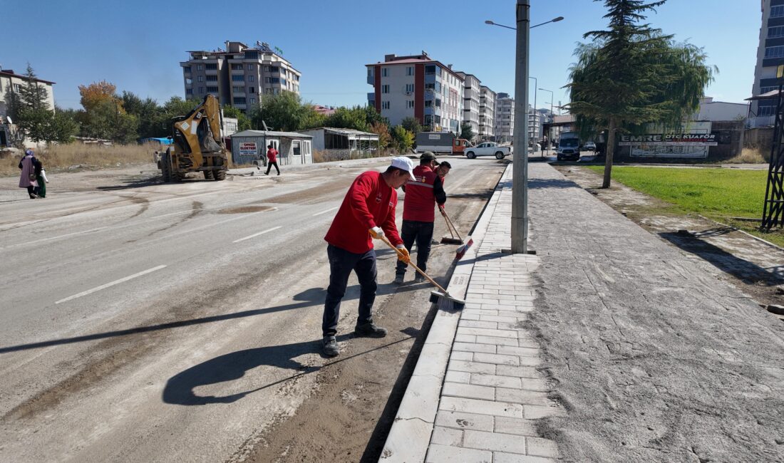 Büyükşehir’den Elbistan’ın Caddelerinde Temizlik Büyükşehir Belediyesi, Elbistan Hacı Esat Efendi Caddesi’nde kapsamlı temizlik çalışması