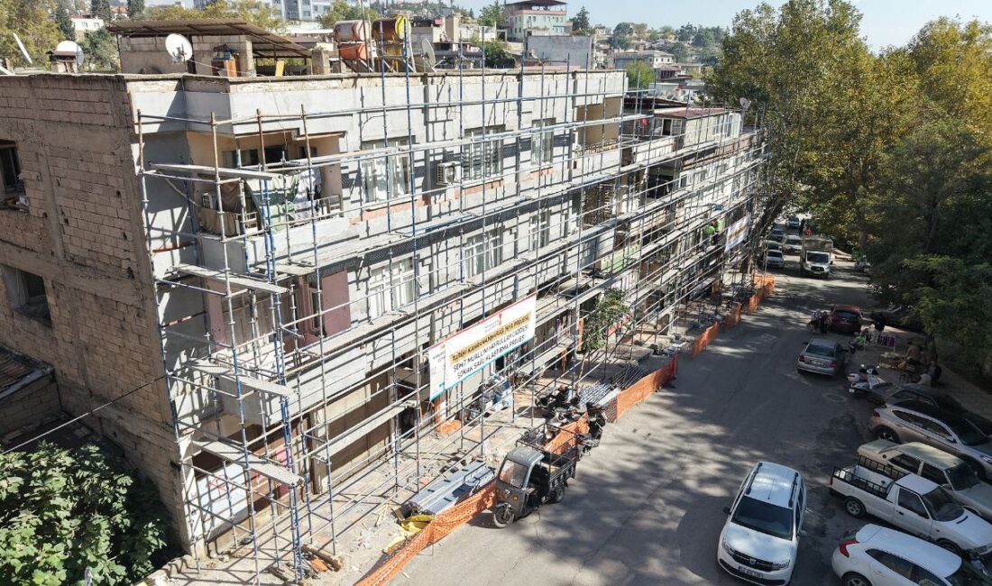 Büyükşehir, Tarihi Adayı Yeni Bir Görünüme Kavuşturuyor Büyükşehir Belediyesi tarafından Kahramanmaraş Kalesi çevresinin daha estetik bir görünüme