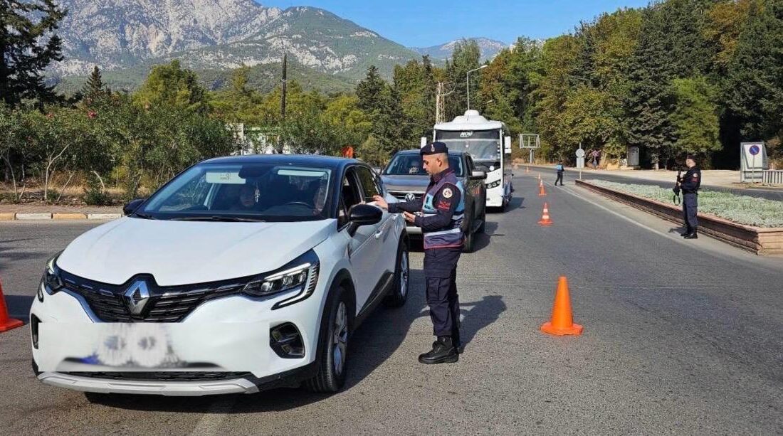 Kahramanmaraş dahil 81 ilde dev operasyon! 912 kişi yakalandı Kahramanmaraş dahil 81 ilde düzenlenen Aranan Şahıslar Uygulaması’nda, haklarında kesinleşmiş