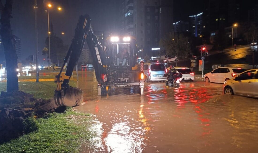 Büyükşehir’den Tüm Birimleriyle Şiddetli Yağışa Karşı Seferberlik Büyükşehir Belediyesi, etkili olan sağanak yağışların ardından şehir genelinde temizlik,