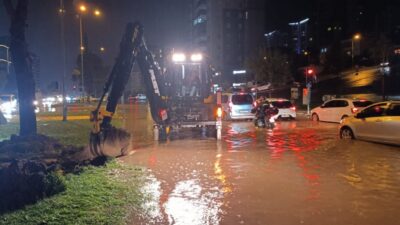 Büyükşehir’den Tüm Birimleriyle Şiddetli Yağışa Karşı Seferberlik Büyükşehir Belediyesi, etkili olan sağanak yağışların ardından şehir genelinde temizlik,