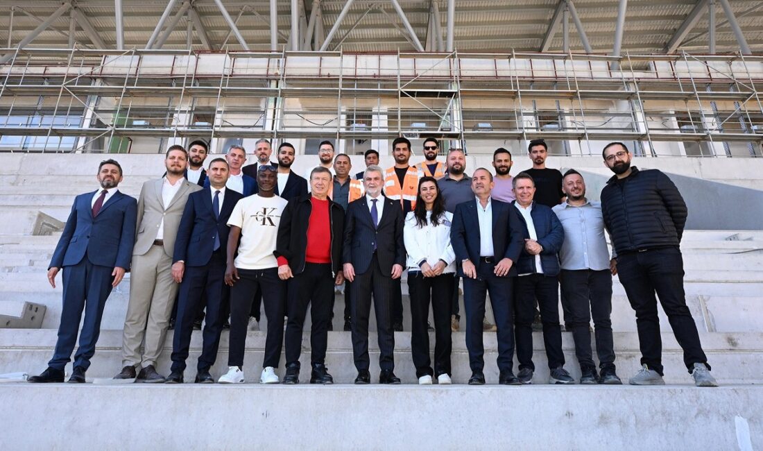 Kahramanmaraş Stadyumu’na Türk Futbolunun Efsanelerinden Tam Not Büyükşehir Belediye Başkanı Fırat Görgel, Türk futbolunun efsane isimleri Mehmet