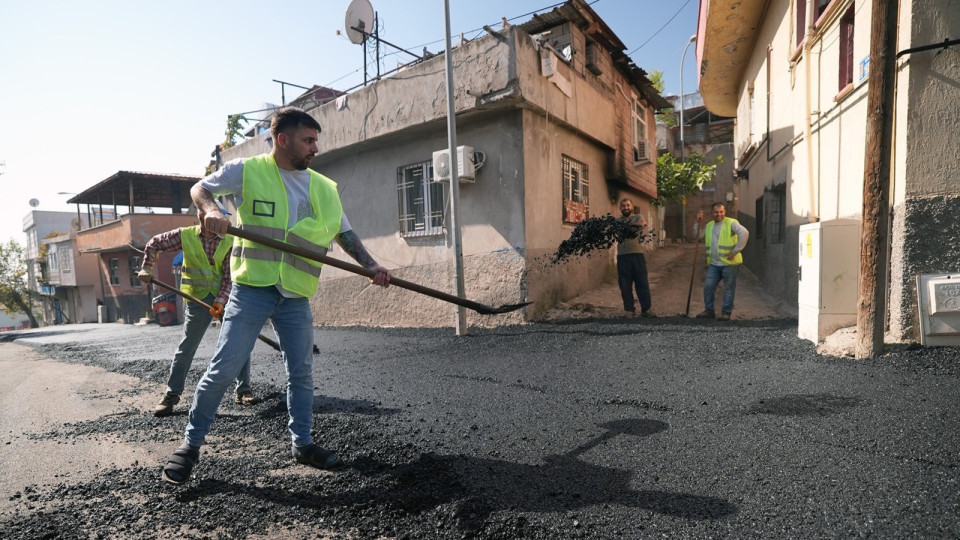 Büyükşehir’den Dulkadiroğlu Divanlı Mahallesi’nde Kesintisiz Asfalt Mesaisi Büyükşehir Belediyesi, Dulkadiroğlu Divanlı Mahallesi’nde tamamlanan altyapının ardından yolları da